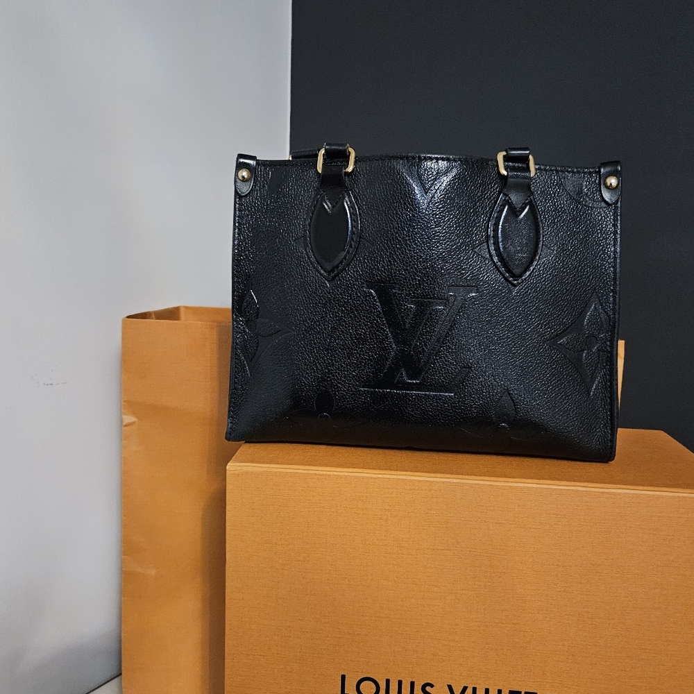 Louis Vuitton Elegant Black Hand Bag